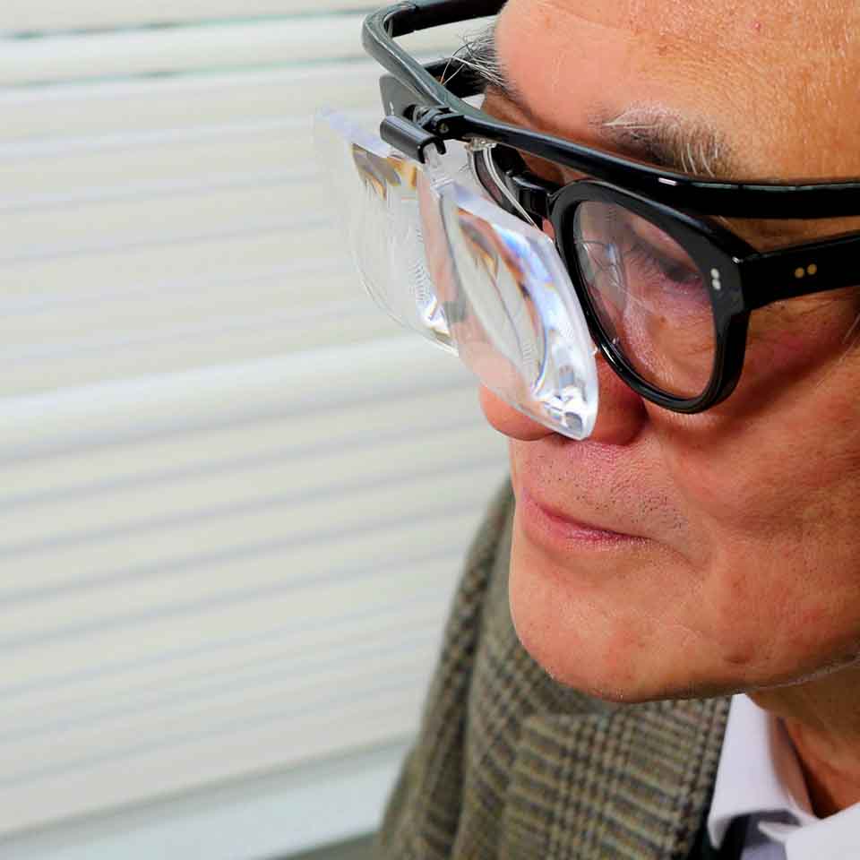 跳ね上げ式拡大めがね「メガネルーペ」